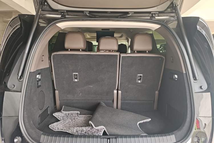 Used Li Auto MEGA 2024 Ultra Model Trunk