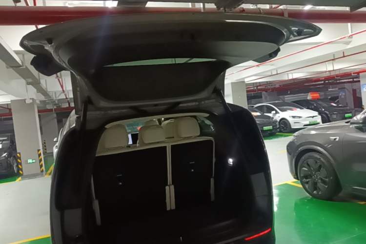 Used Li Auto MEGA 2024 Ultra Model Trunk