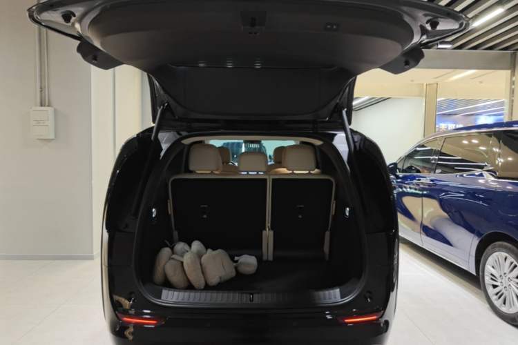 Used Li Auto MEGA 2024 Ultra Model Trunk
