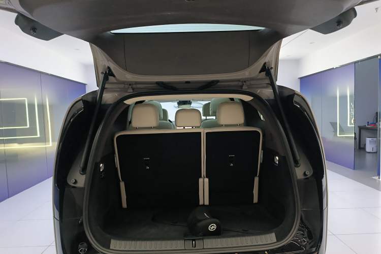 Used Li Auto MEGA 2024 Ultra Model Trunk