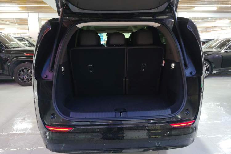 Used Li Auto MEGA 2024 Ultra Model Trunk