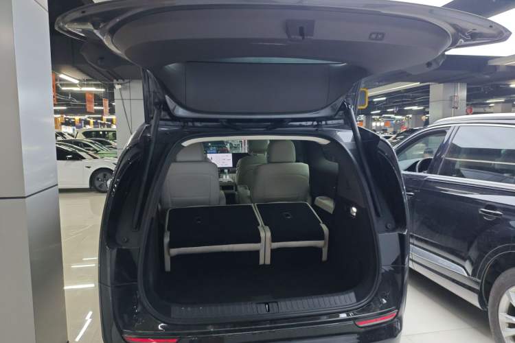 Used Li Auto MEGA 2024 Ultra Model Trunk