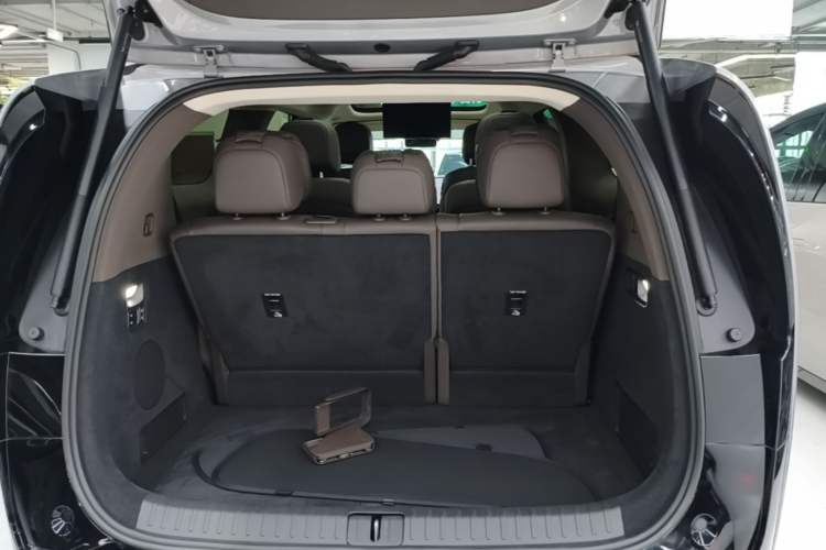 Used Li Auto MEGA 2024 Ultra Model Trunk