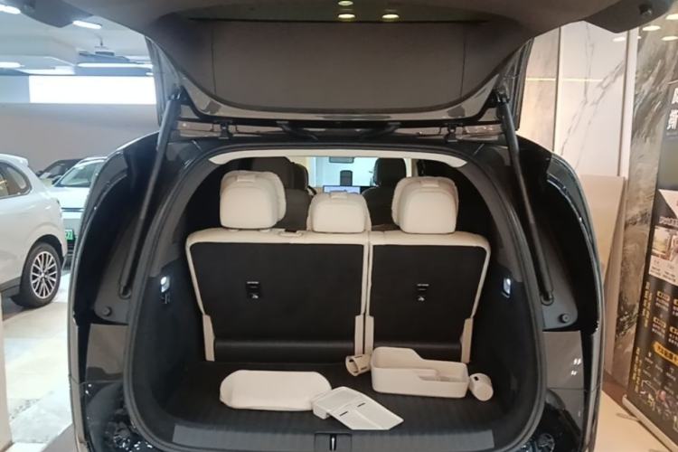 Used Li Auto MEGA 2024 Ultra Model Trunk