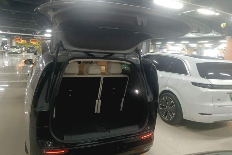 Used Li Auto MEGA 2024 Ultra Model Trunk