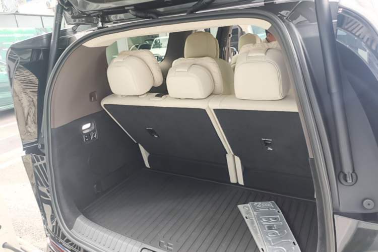Used Li Auto MEGA 2024 Ultra Model Trunk