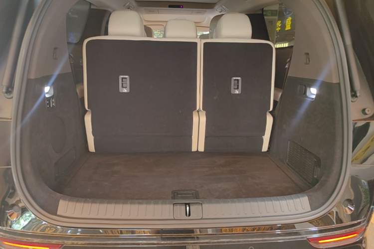 Used Li Auto MEGA 2024 Ultra Model Trunk