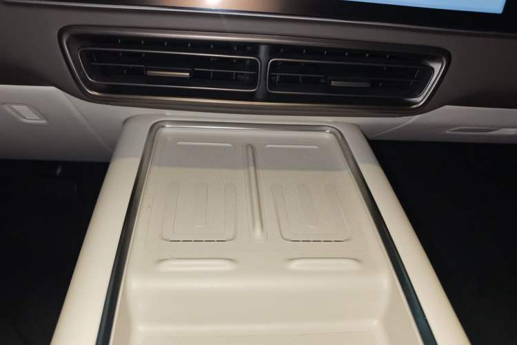 Used Li Auto MEGA 2024 Ultra Model Audio And AC Panel