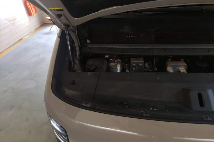 Used Li Auto MEGA 2024 Ultra Model Engine Bay Right