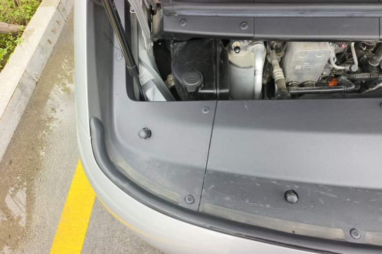 Used Li Auto MEGA 2024 Ultra Model Engine Bay Right