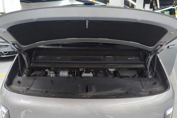 Used Li Auto MEGA 2024 Ultra Model Engine Bay