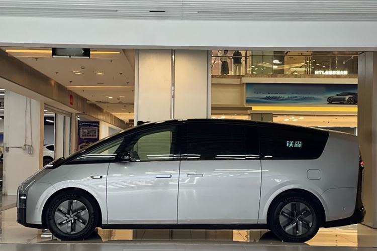 Used Li Auto MEGA 2024 Ultra Model Exterior 1