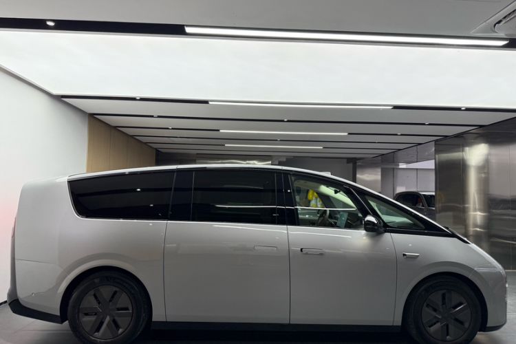 Used Li Auto MEGA 2024 Ultra Model Exterior 1
