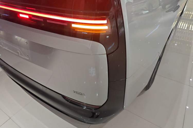 Used Li Auto MEGA 2024 Ultra Model Exterior 3