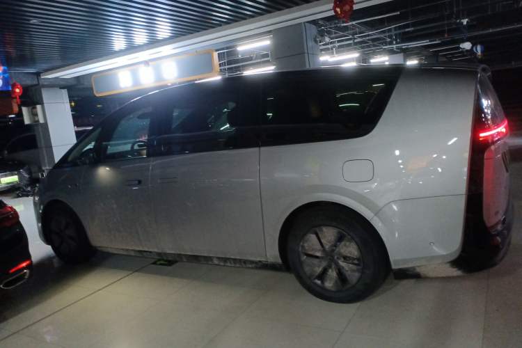 Used Li Auto MEGA 2024 Ultra Model Exterior 3