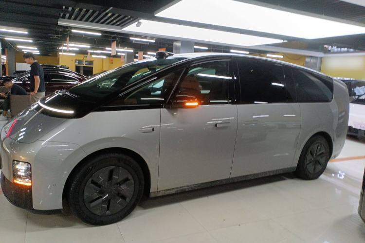 Used Li Auto MEGA 2024 Ultra Model Exterior 3