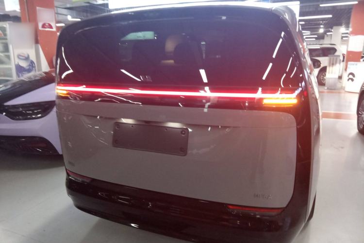 Used Li Auto MEGA 2024 Ultra Model Exterior 4