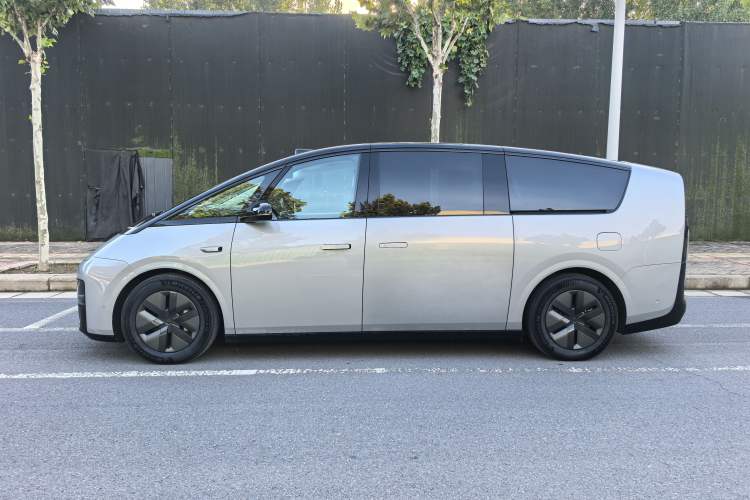 Used Li Auto MEGA 2024 Ultra Model Exterior 7