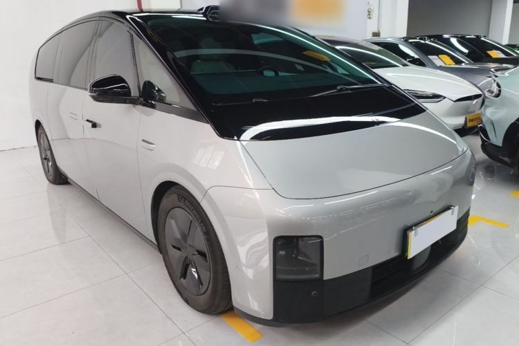 Used Li Auto MEGA 2024 Ultra Model Front Right 45 Deg