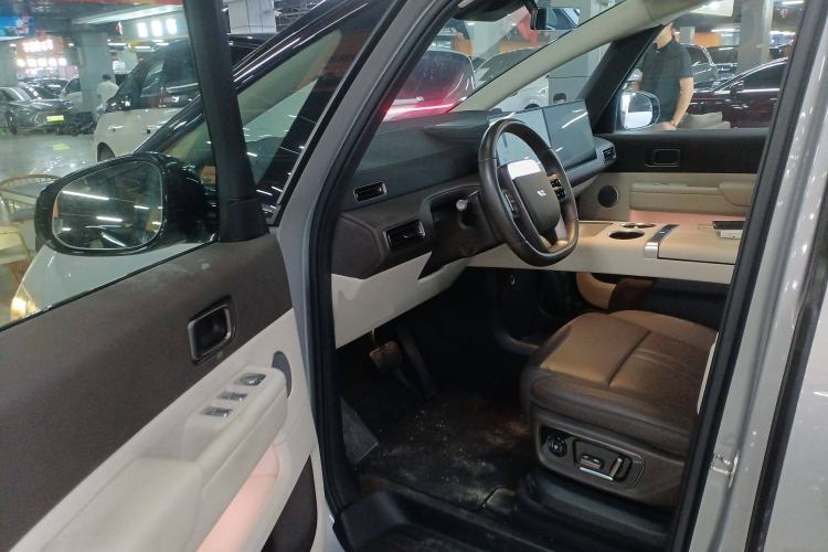 Used Li Auto MEGA 2024 Ultra Model Interior 3