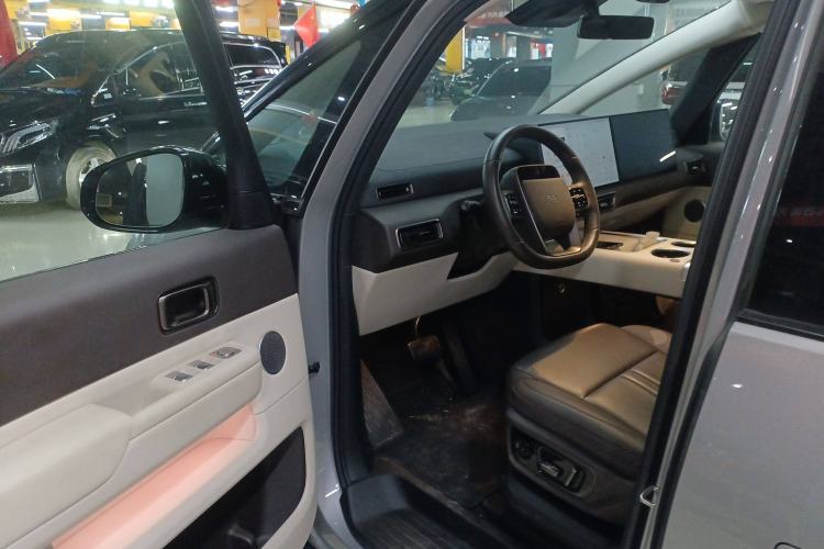 Used Li Auto MEGA 2024 Ultra Model Interior 3