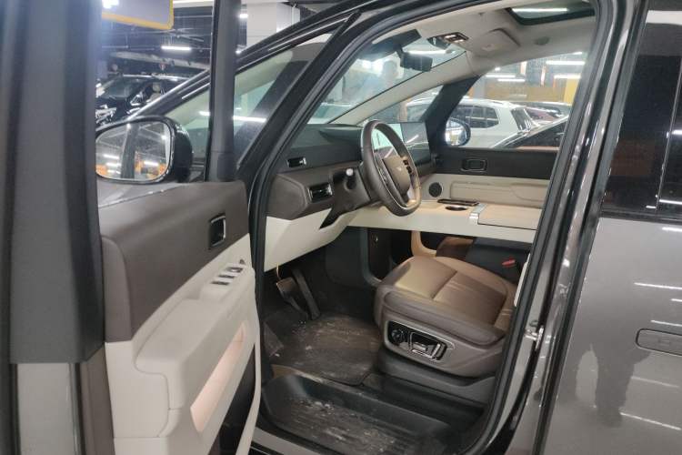 Used Li Auto MEGA 2024 Ultra Model Interior 3