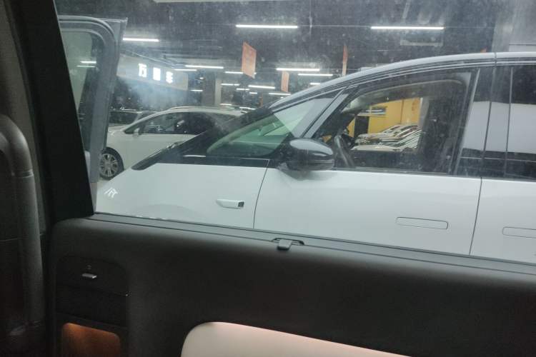 Used Li Auto MEGA 2024 Ultra Model Interior 6