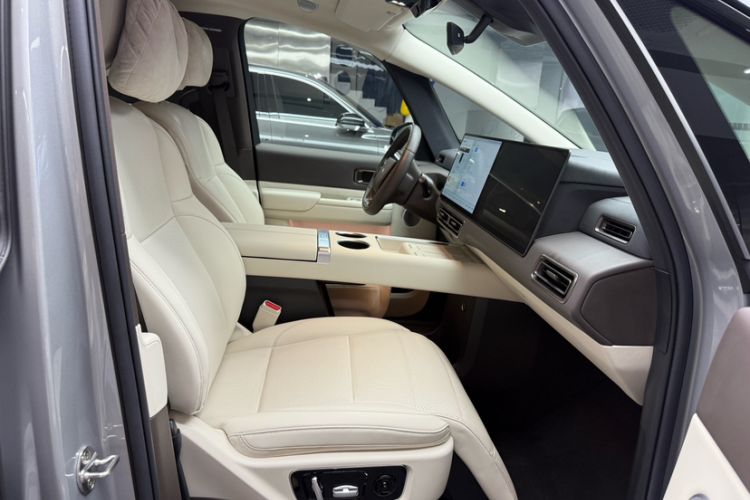 Used Li Auto MEGA 2024 Ultra Model Interior 8