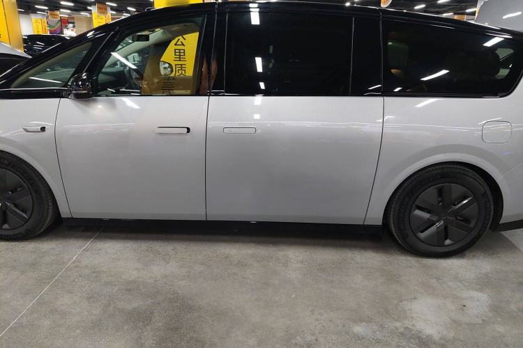 Used Li Auto MEGA 2024 Ultra Model Left Side
