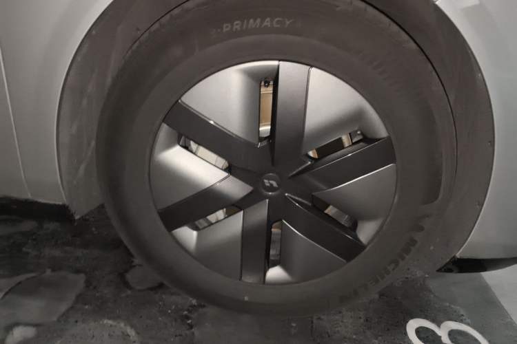 Used Li Auto MEGA 2024 Ultra Model Right Front Wheel Hub