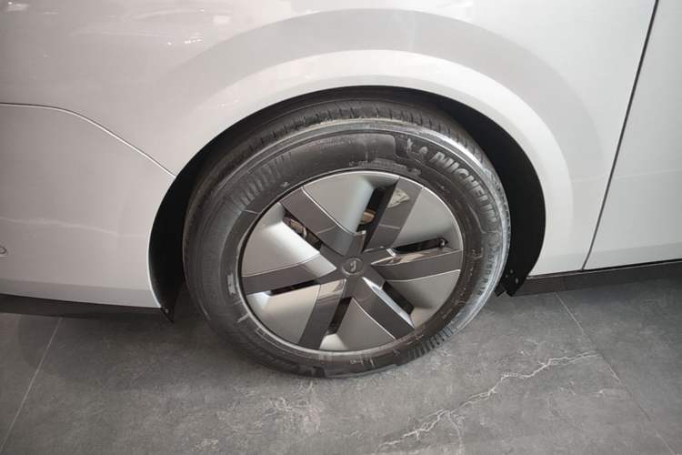 Used Li Auto MEGA 2024 Ultra Model Right Rear Wheel Hub