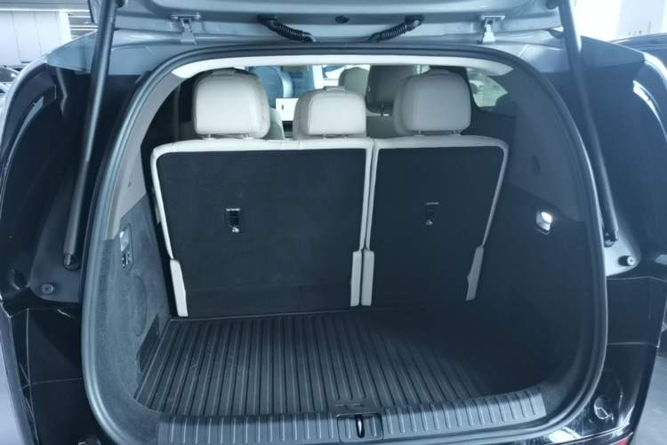 Used Li Auto MEGA 2024 Ultra Model Trunk
