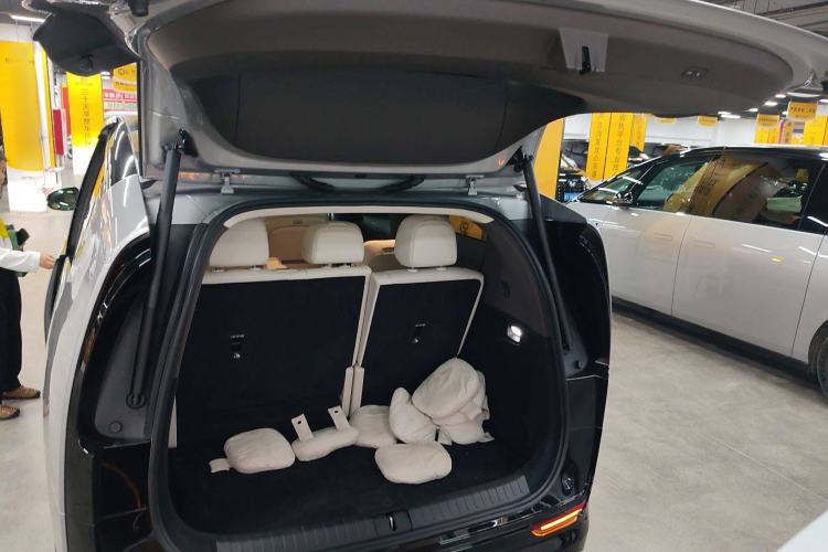 Used Li Auto MEGA 2024 Ultra Model Trunk