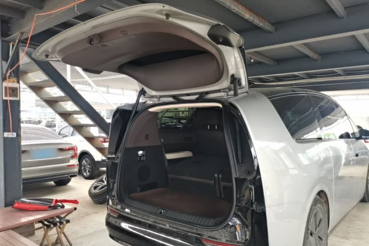 Used Li Auto MEGA 2024 Ultra Model Trunk