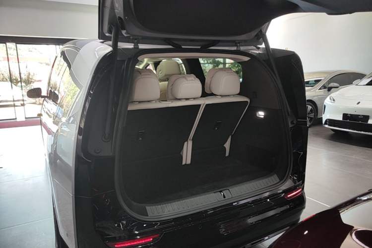 Used Li Auto MEGA 2024 Ultra Model Trunk