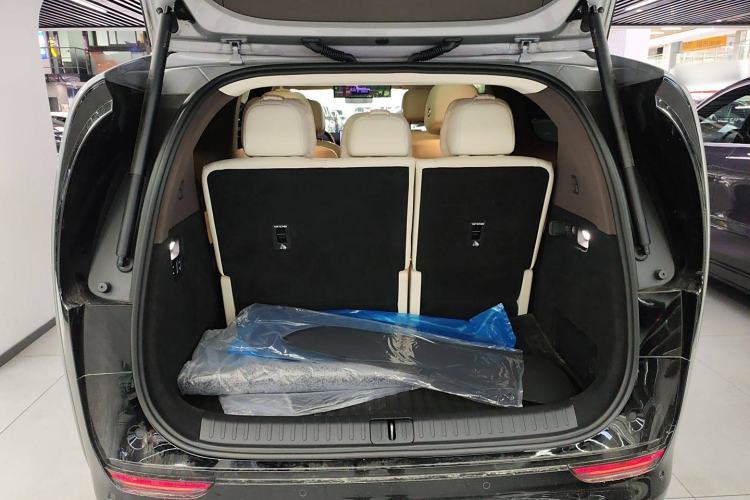 Used Li Auto MEGA 2024 Ultra Model Trunk