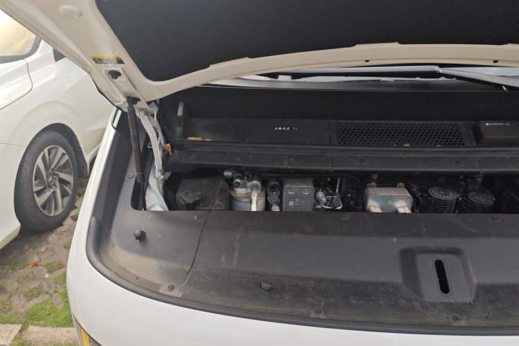 Used Li Auto MEGA 2024 Ultra Model Engine Bay Right