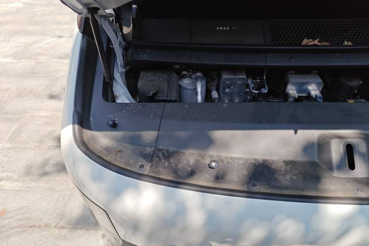 Used Li Auto MEGA 2024 Ultra Model Engine Bay Right