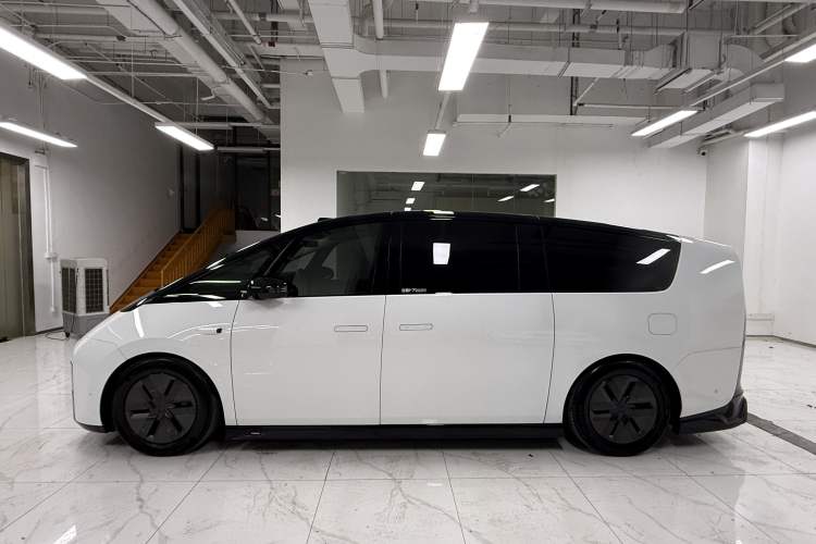 Used Li Auto MEGA 2024 Ultra Model Exterior 1