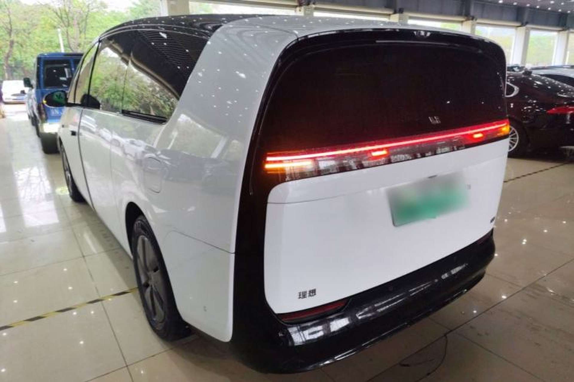 Used Li Auto MEGA 2024 Ultra Model Exterior 2