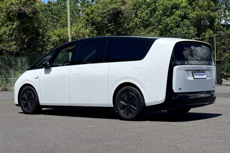 Used Li Auto MEGA 2024 Ultra Model Exterior 2
