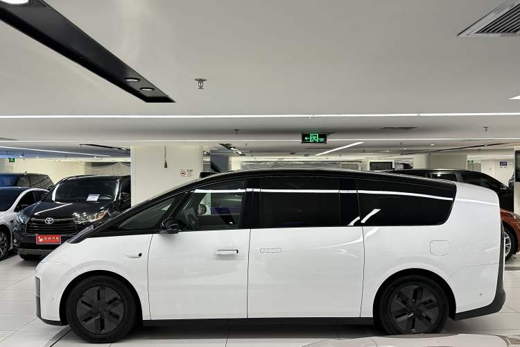 Used Li Auto MEGA 2024 Ultra Model Exterior 3