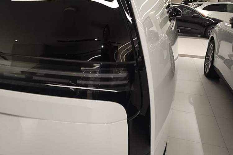 Used Li Auto MEGA 2024 Ultra Model Exterior 3