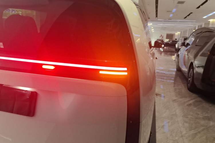 Used Li Auto MEGA 2024 Ultra Model Exterior 3