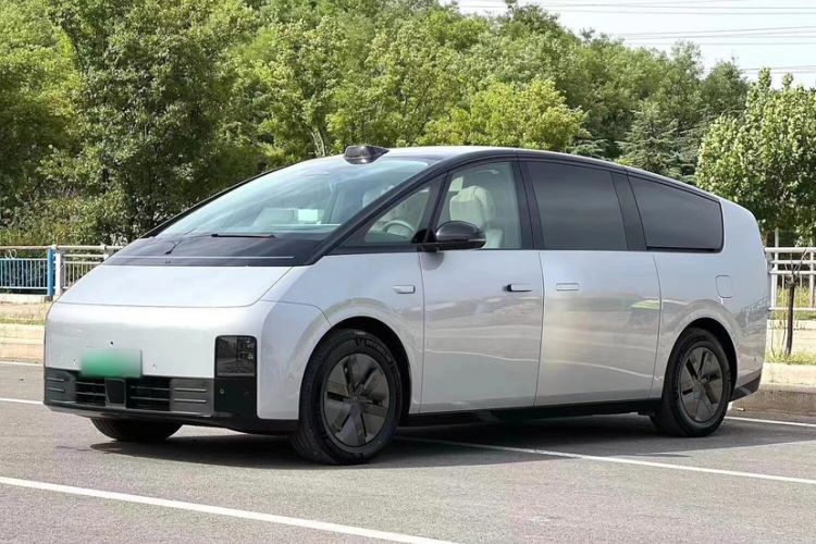 Used Li Auto MEGA 2024 Ultra Model Exterior 3