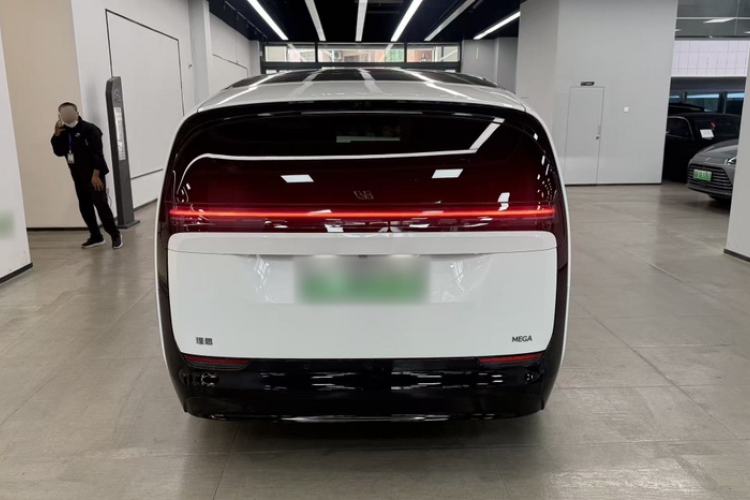 Used Li Auto MEGA 2024 Ultra Model Exterior 4