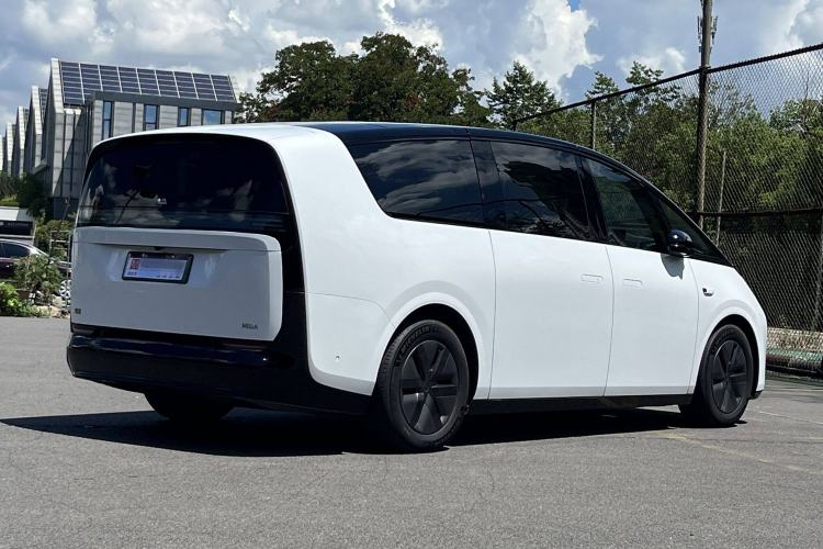 Used Li Auto MEGA 2024 Ultra Model Exterior 4