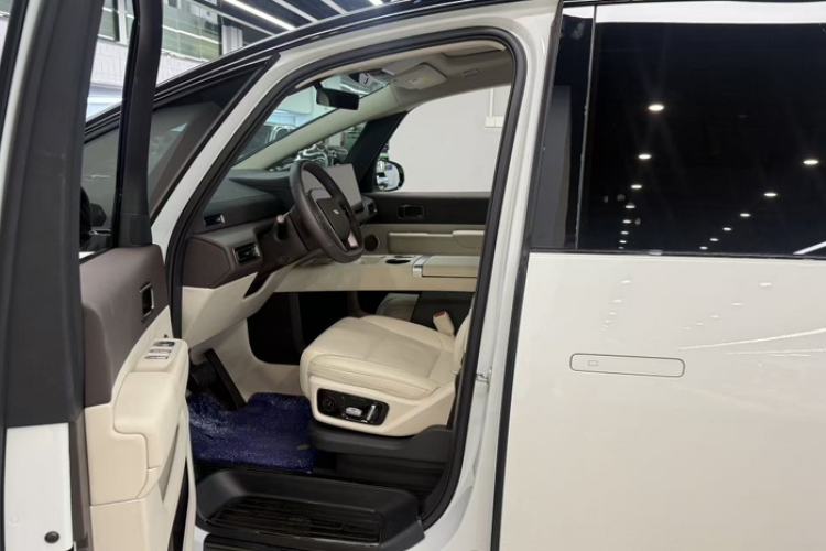Used Li Auto MEGA 2024 Ultra Model Interior 3