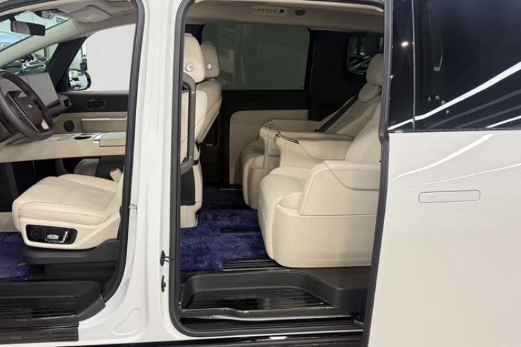 Used Li Auto MEGA 2024 Ultra Model Interior 4
