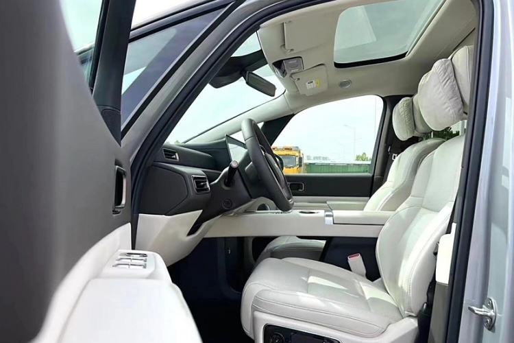 Used Li Auto MEGA 2024 Ultra Model Interior 4